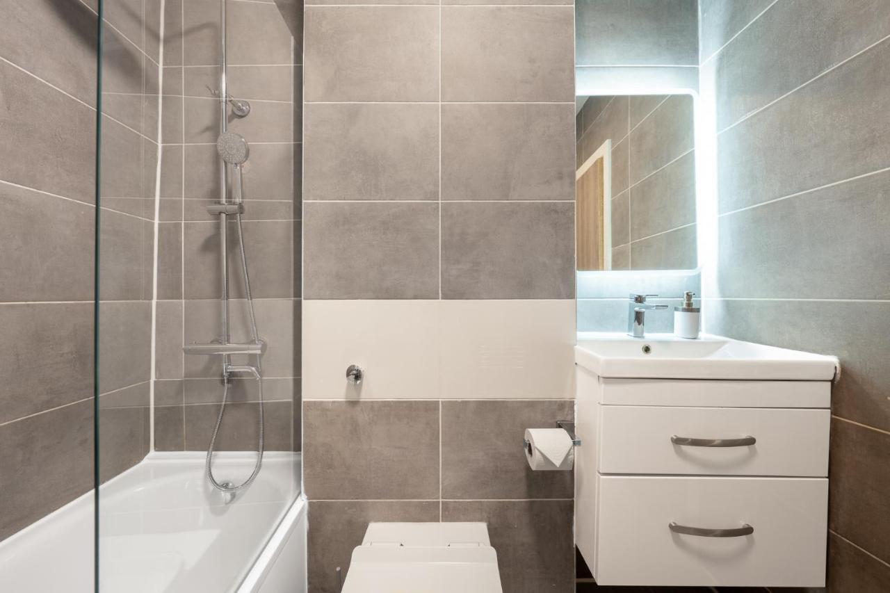 Apartamento Ashview 8 - Heathrow - Business - Free Parking Staines-upon-Thames Exterior foto